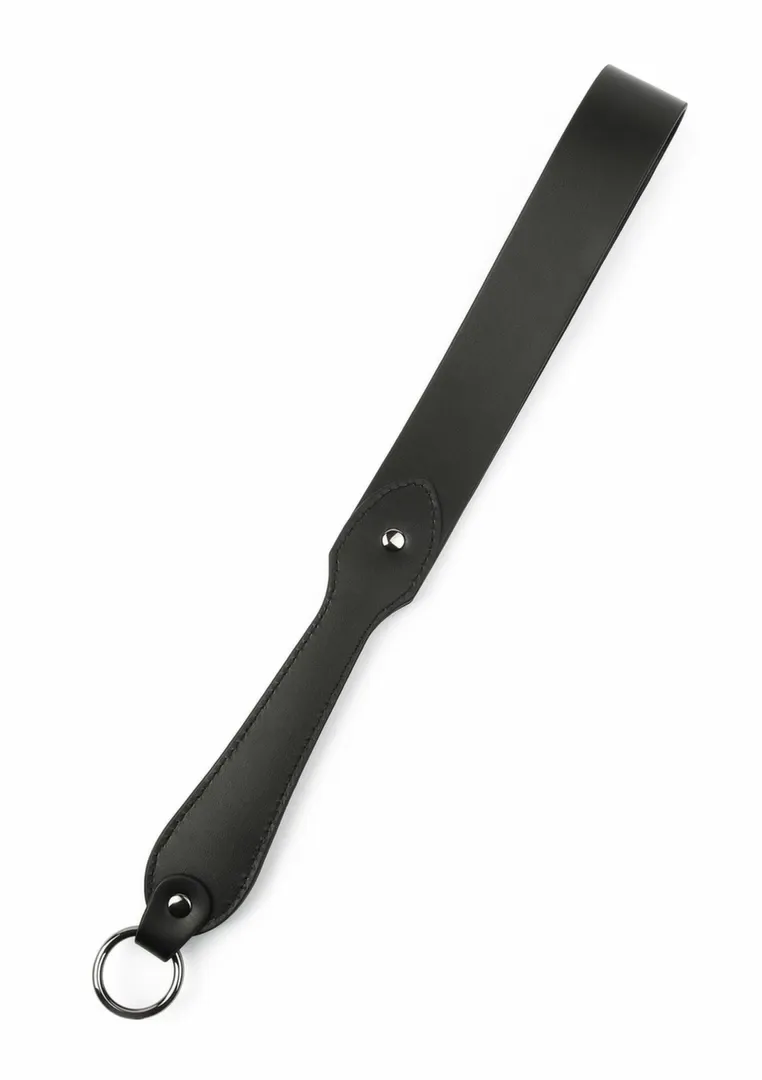 Kožená plácačka Ouch! Belt Slapper ve tvaru opasku, černá