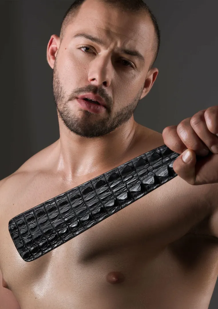 Plácačka AVANZA FEROS s krokodýlím vzorem, umělá kůže, černá, 32 cm