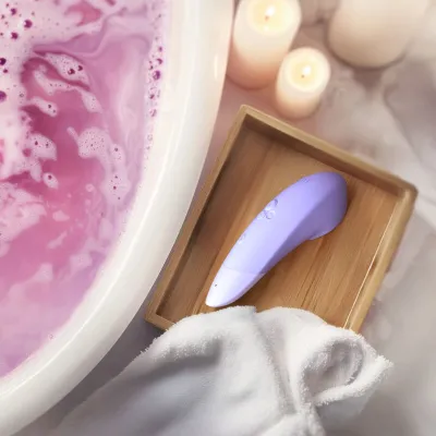 Tlakový stimulátor klitorisu s vibracemi Womanizer Enhance, lila - obrázek 13
